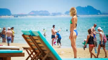 Una playa cerca, arena blanca