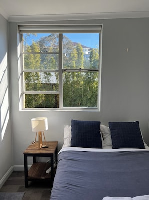 Ropa de cama hipoalergénica y caja de seguridad en la habitación