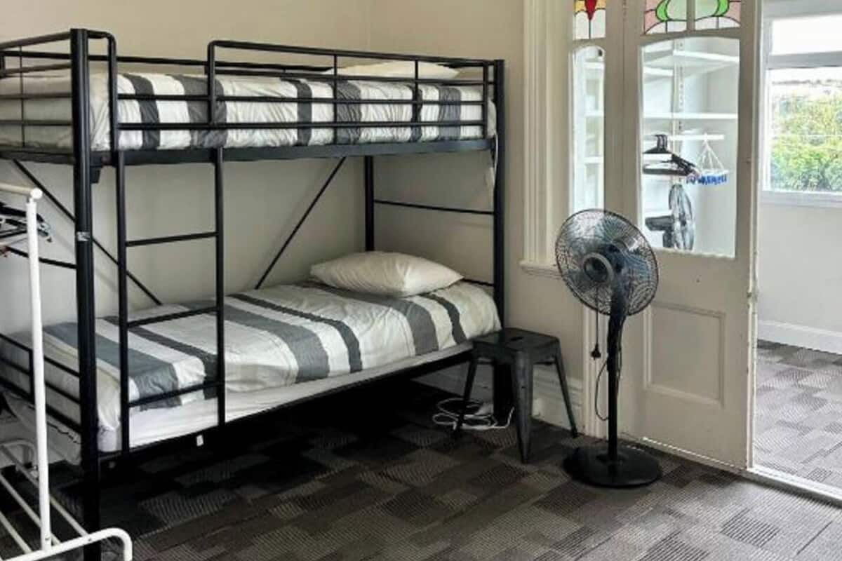 Dormitorio compartido estándar, solo para mujeres | Ropa de cama hipoalergénica, caja fuerte, escritorio y cortinas opacas