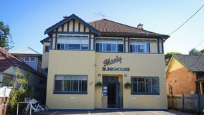 A two-story building with a sign reading "Manly Bunkhouse." - Manly Bunkhouse - Hostel (Manly)