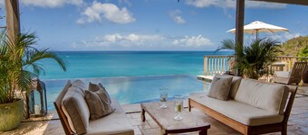 5 Schlafzimmer Villa mit Pool in atemberaubender Lage auf einer Klippe neben einem wunderschönen Strand