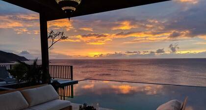 5 Schlafzimmer Villa mit Pool in atemberaubender Lage auf einer Klippe neben einem wunderschönen Strand