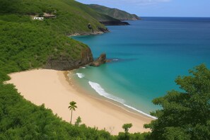 بالقرب من الشاطئ، كراسي للتشمس، مناشف للشاطئ