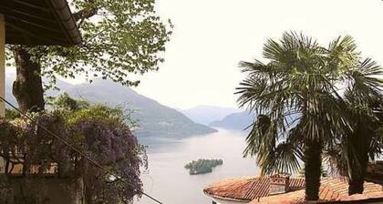 Villa auf einem Hügel mit grandiosem Blick auf Lago Maggiore