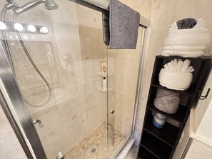 Dusche, Haartrockner, Handtücher, Seife
