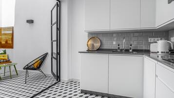 Réfrigérateur, micro-ondes, four, plaque de cuisson