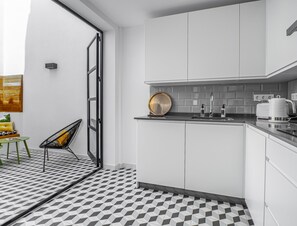 Kjøleskap, mikrobølgeovn, ovn og kokeplater