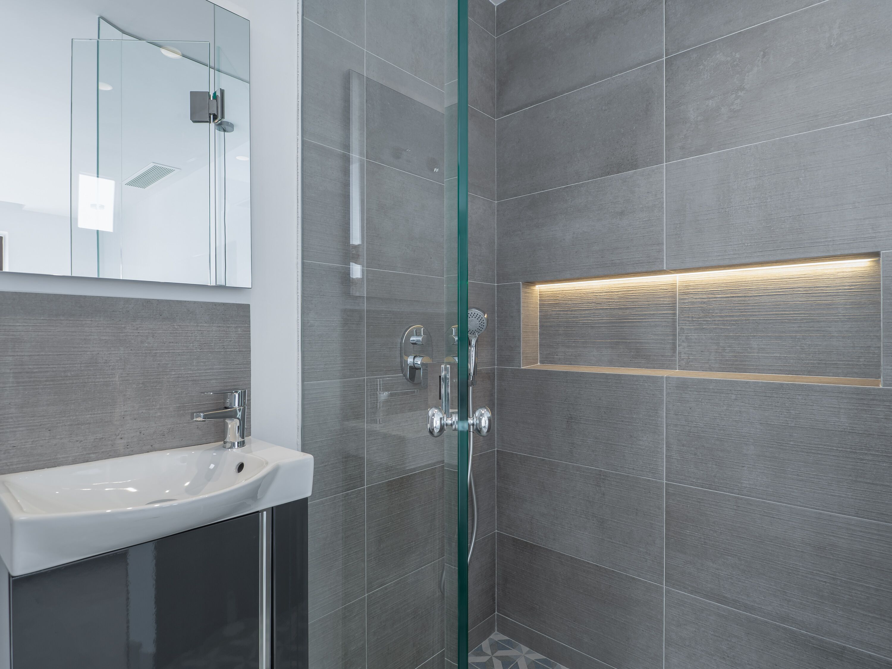 Een douche, een haardroger, handdoeken, toiletpapier