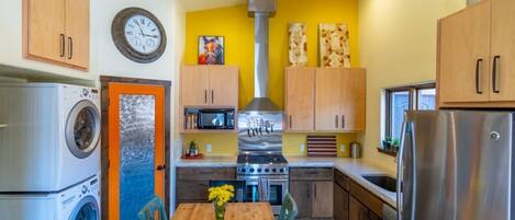 Réfrigérateur, micro-ondes, plaque de cuisson, lave-vaisselle