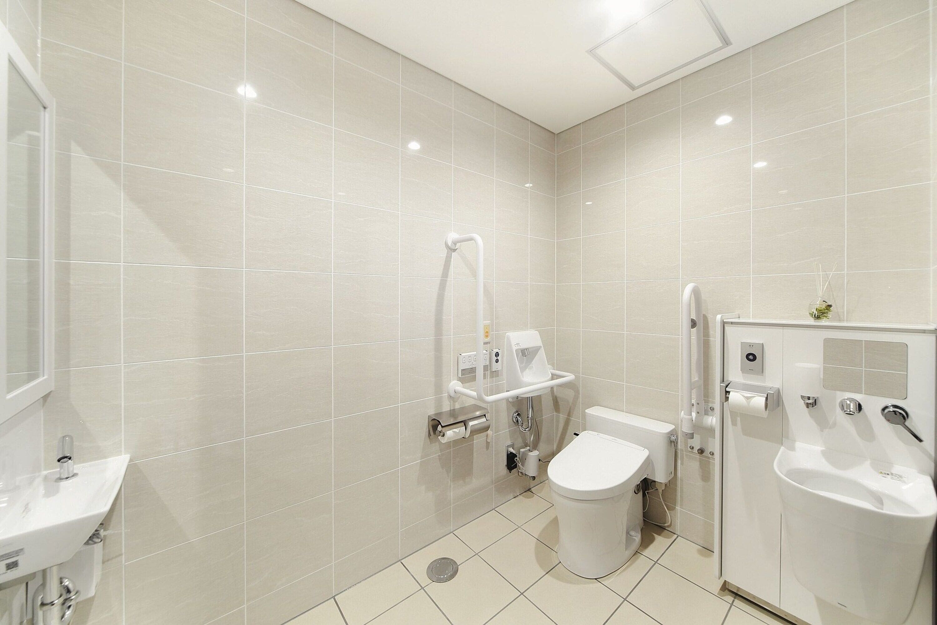 double room, accessible | bathroom | combined shower/bathtub, free toiletries, hair dryer, slippers