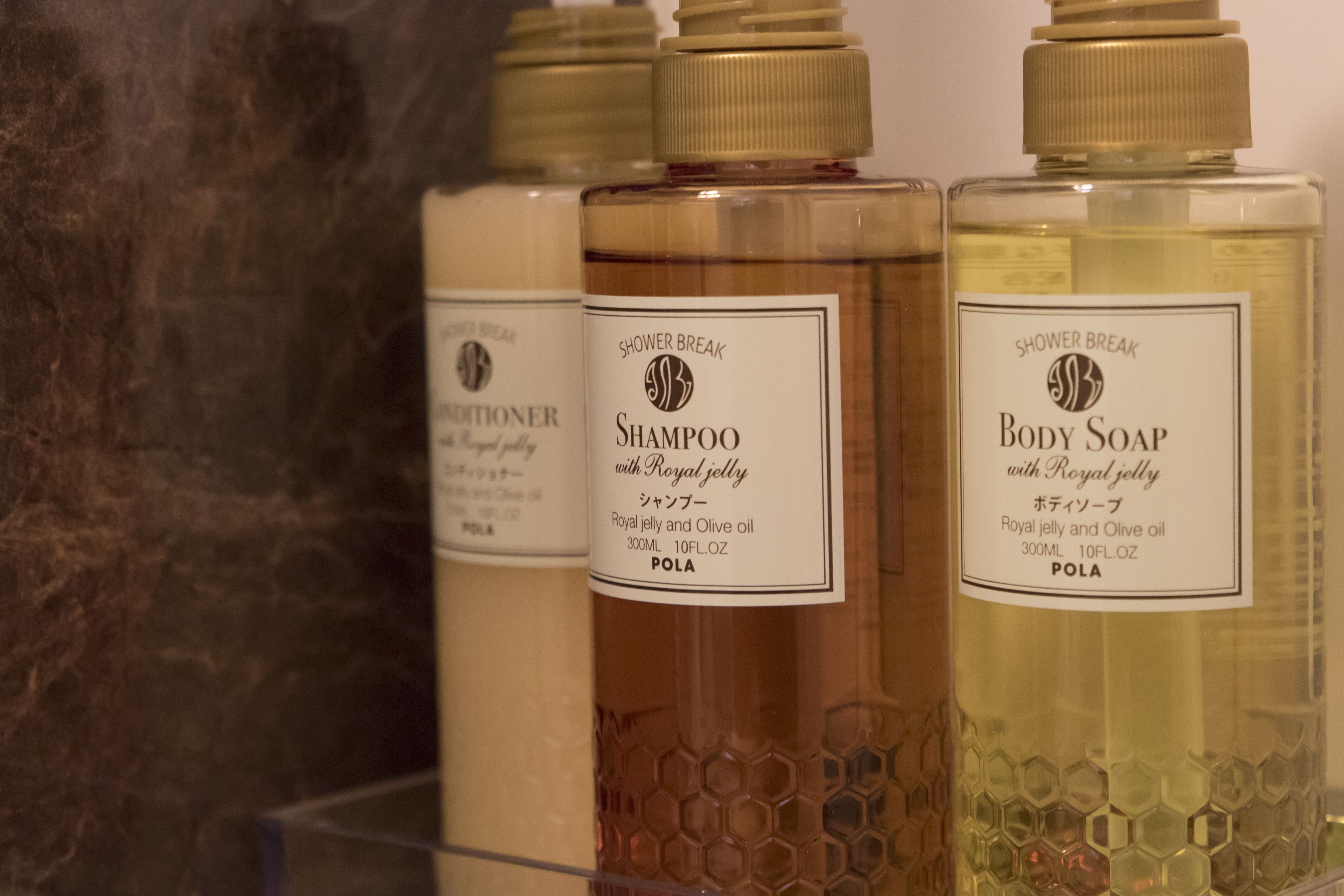 combined shower/bathtub, free toiletries, hair dryer, slippers