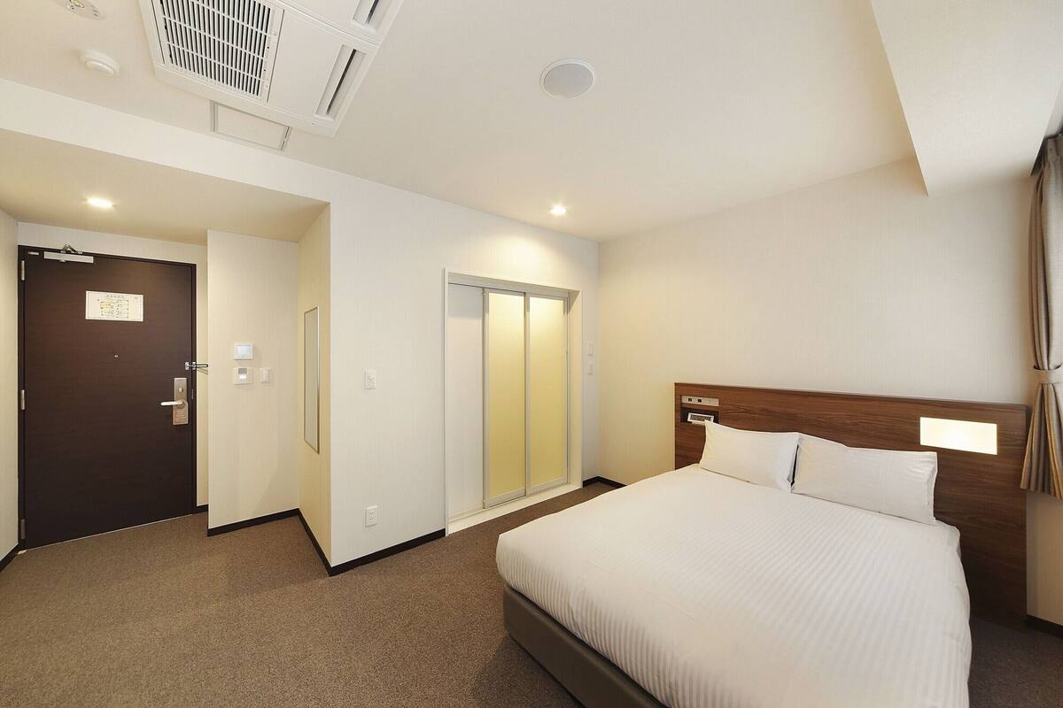 Double Room, Accessible | Desk, blackout drapes, iron/ironing board (on request), WiFi (free)