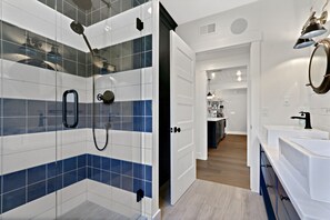 Badkar/dusch, hårtork, handdukar och tvål