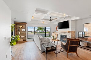 Smart TV, chimenea, videojuegos y Netflix