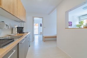Réfrigérateur, micro-ondes, plaque de cuisson, lave-vaisselle