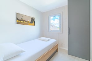 2 chambres, coffres-forts dans les chambres, fer et planche à repasser