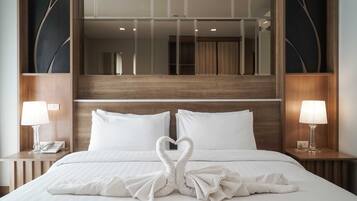 1 King Bed Street View | 1 kamar tidur, seprai premium, minibar, dan brankas