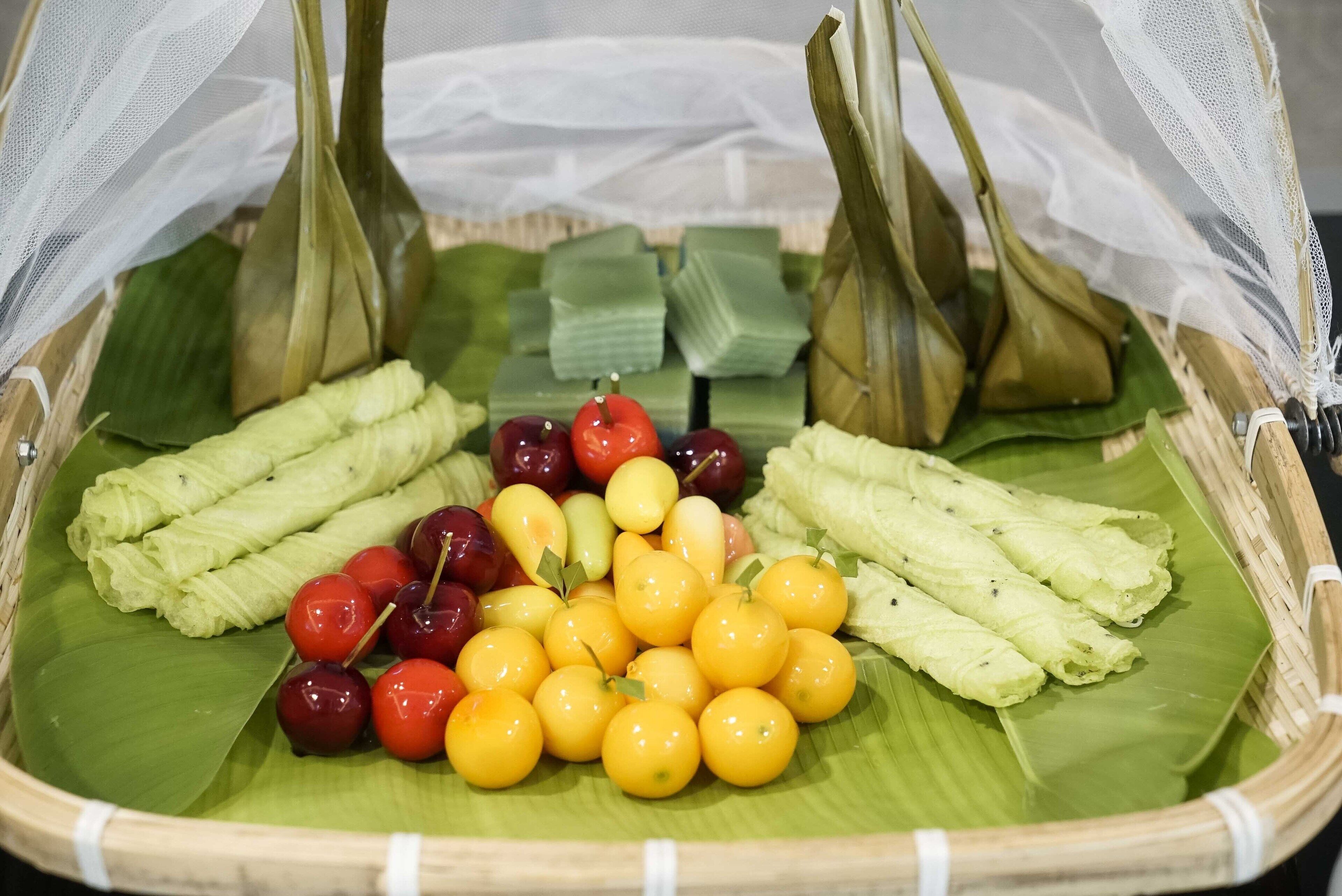 Una presentación de comida tradicional con diversos productos envueltos en hojas.
