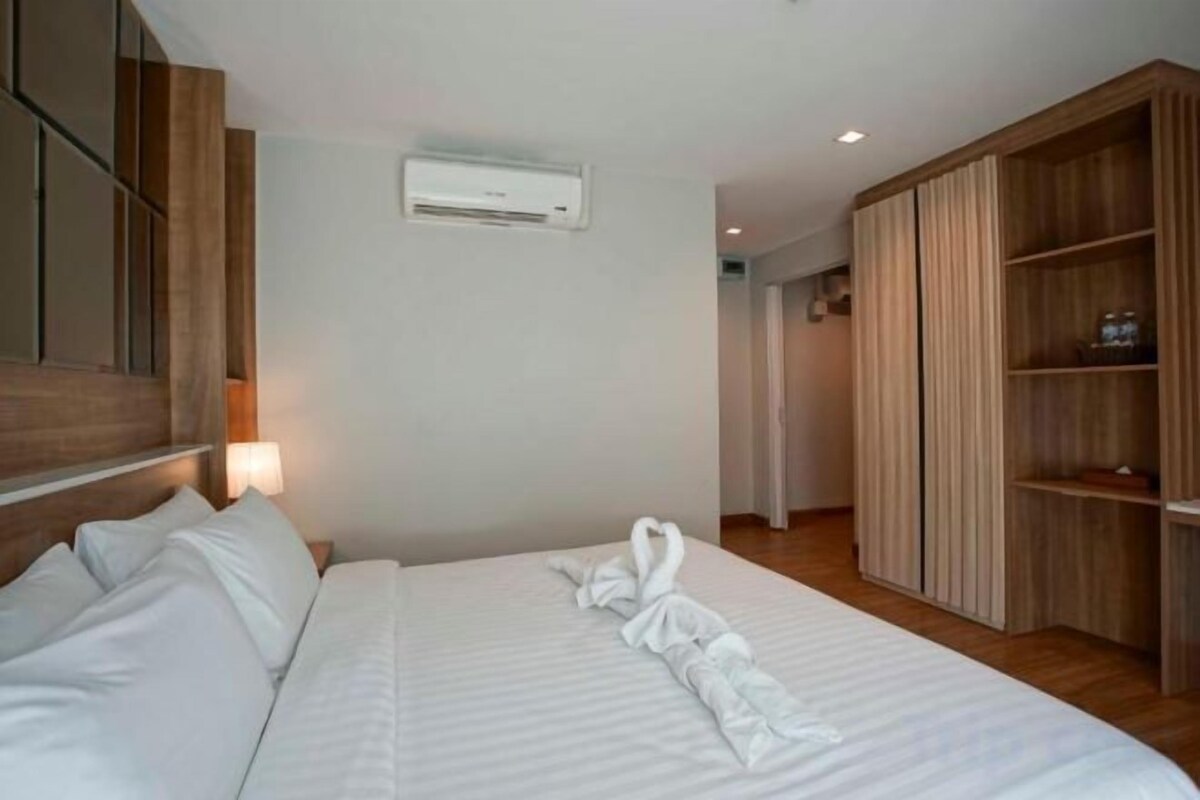 1 bedroom, premium bedding, minibar, in-room safe
