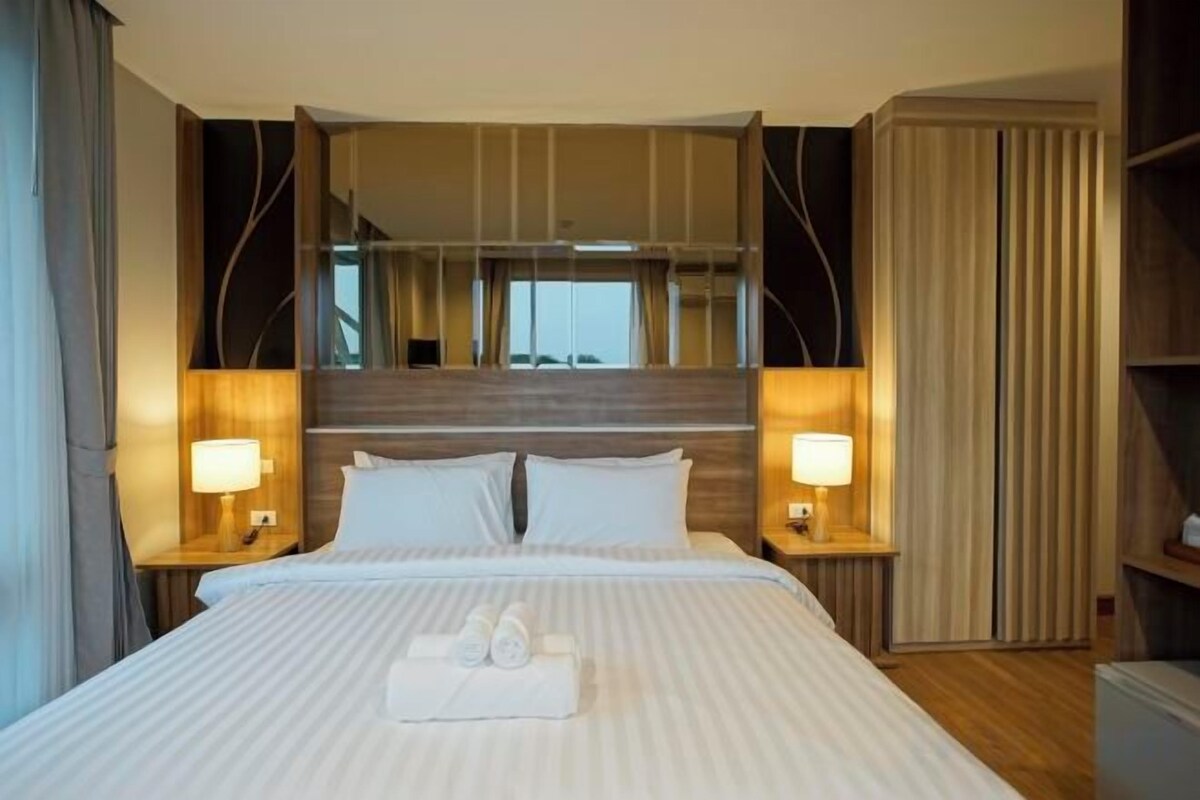 1 bedroom, premium bedding, minibar, in-room safe