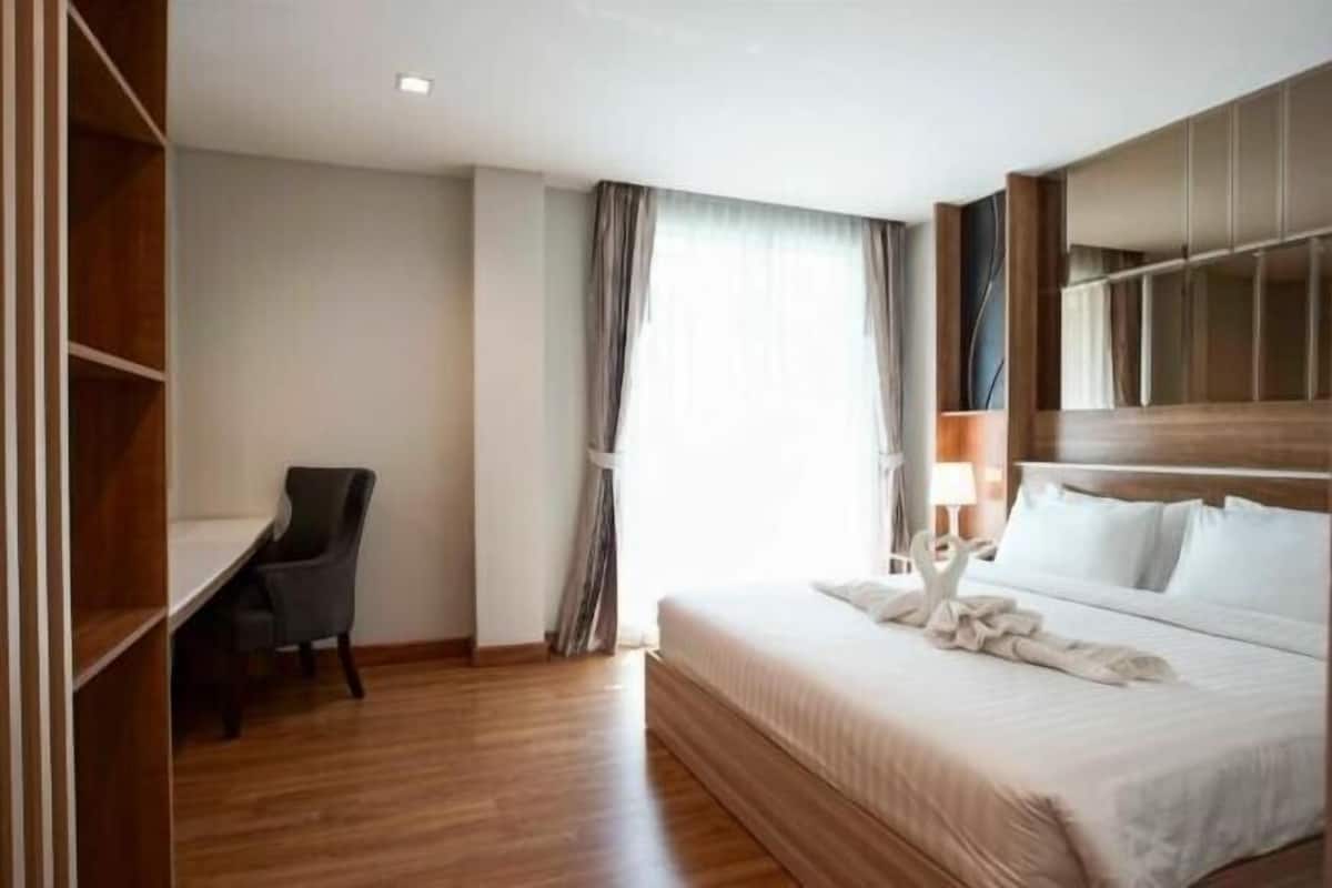 1 bedroom, premium bedding, minibar, in-room safe