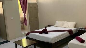 Family Room with Balcony | Minibar, soundproofing, bed sheets