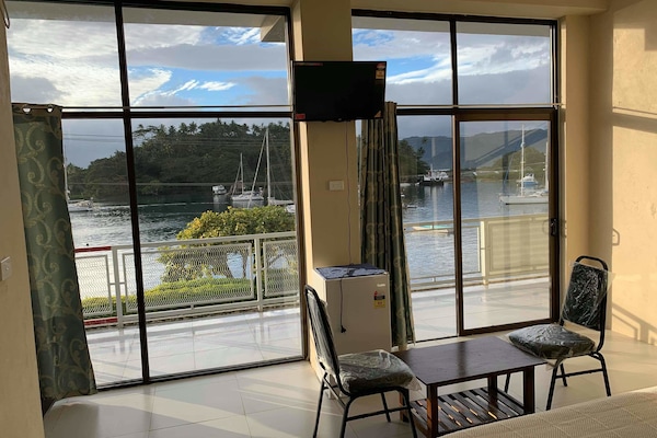Deluxe Suite with Seaview View | Minibar, soundproofing, bed sheets