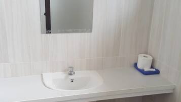 Zimmer | Badezimmerausstattung | Dusche, Regendusche, Handtücher, Seife