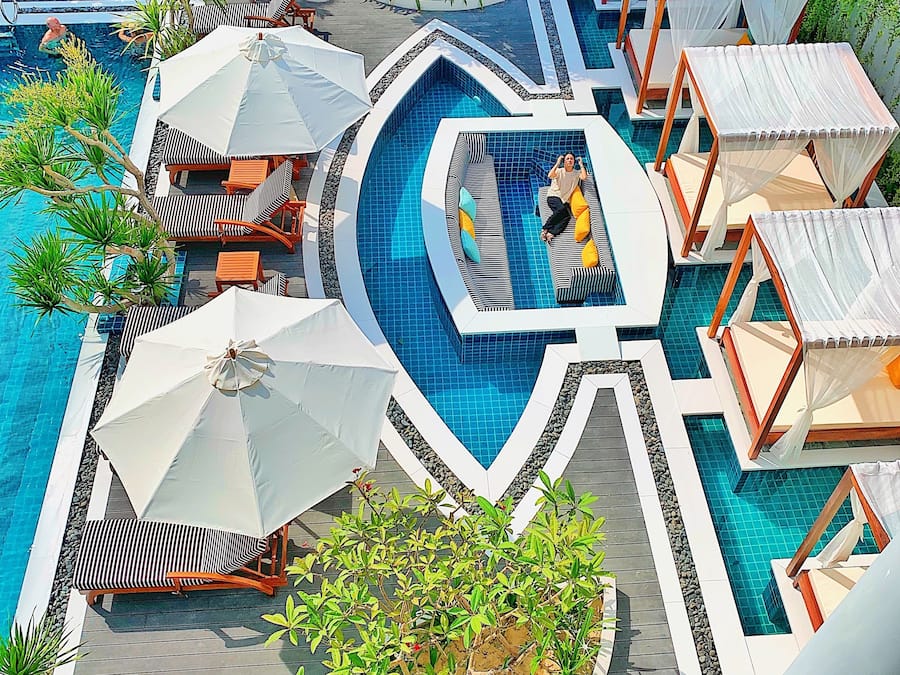 Una piscina al aire libre, sombrillas, tumbonas