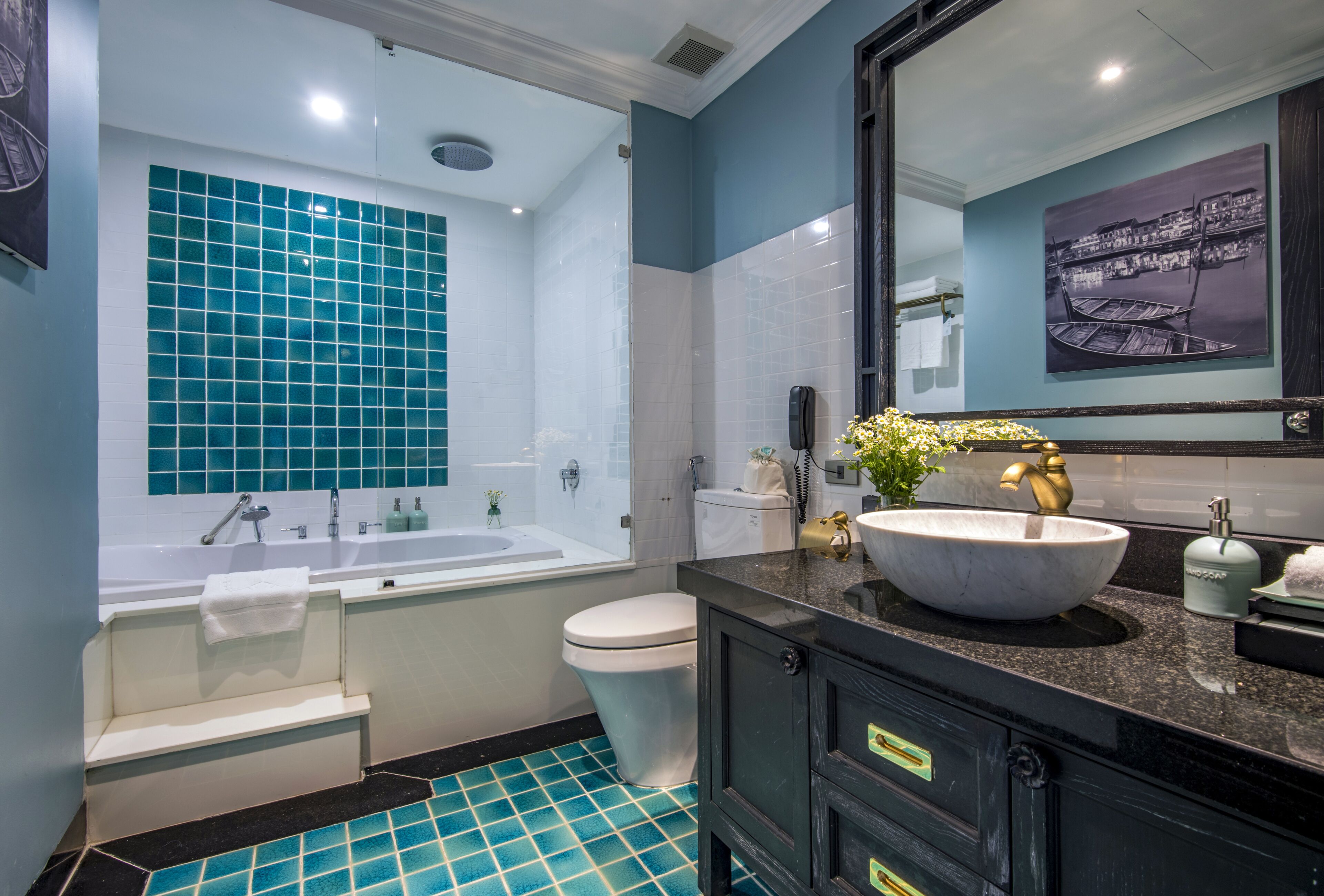 shower, rainfall showerhead, free toiletries, hair dryer