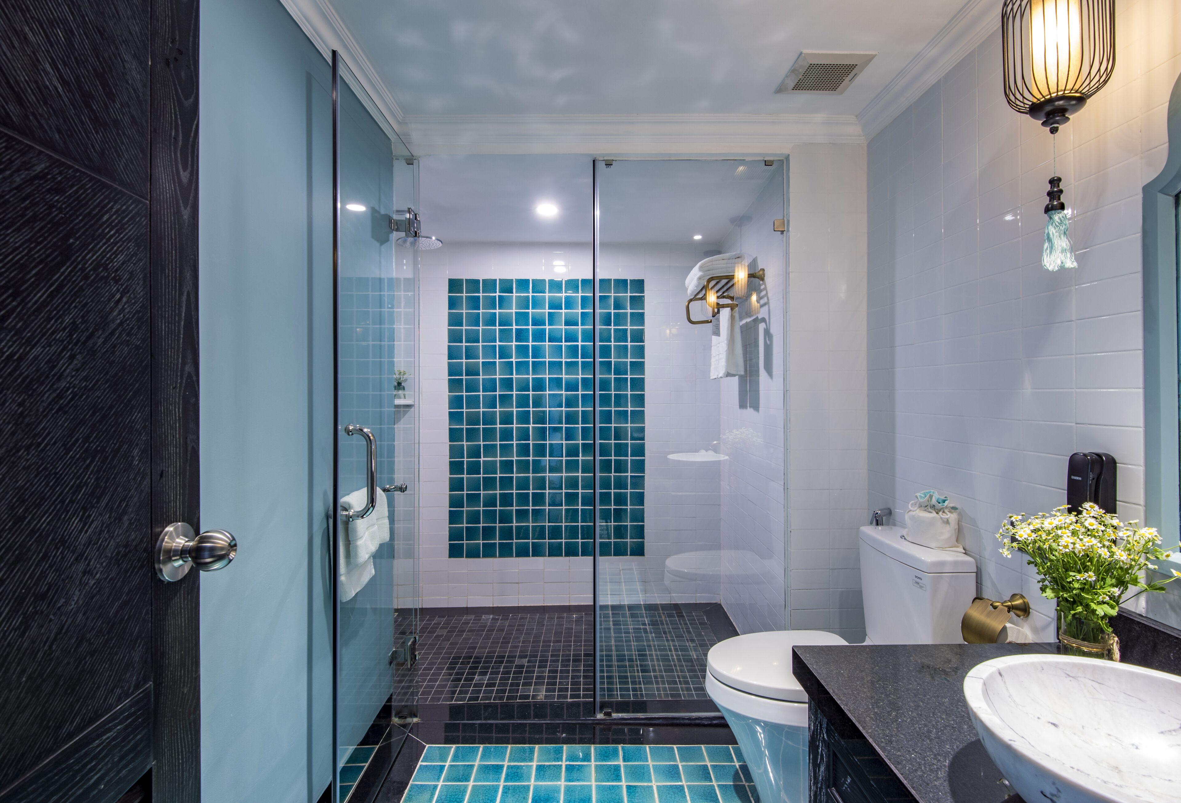 shower, rainfall showerhead, free toiletries, hair dryer