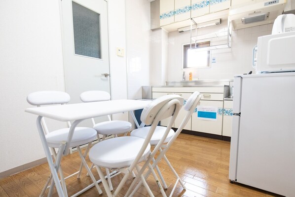 Standard-Apartment | Essbereich im Zimmer