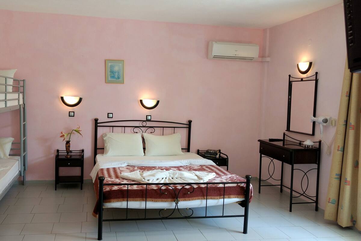 Family Studio (Semi-basement) | Meja, langsir/tirai gelap terus, Wi-fi percuma, cadar katil 