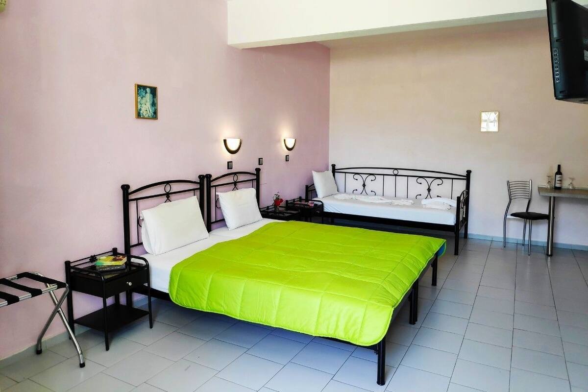 Triple Room (Semi-basement) | Meja, langsir/tirai gelap terus, Wi-fi percuma, cadar katil 