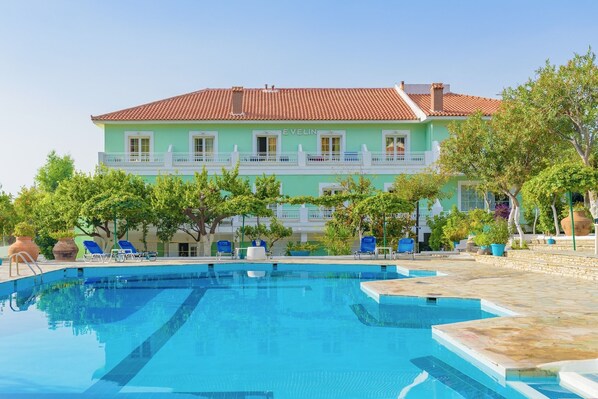 Seasonal outdoor pool, open 8:00 AM to 8:00 PM, pool umbrellas