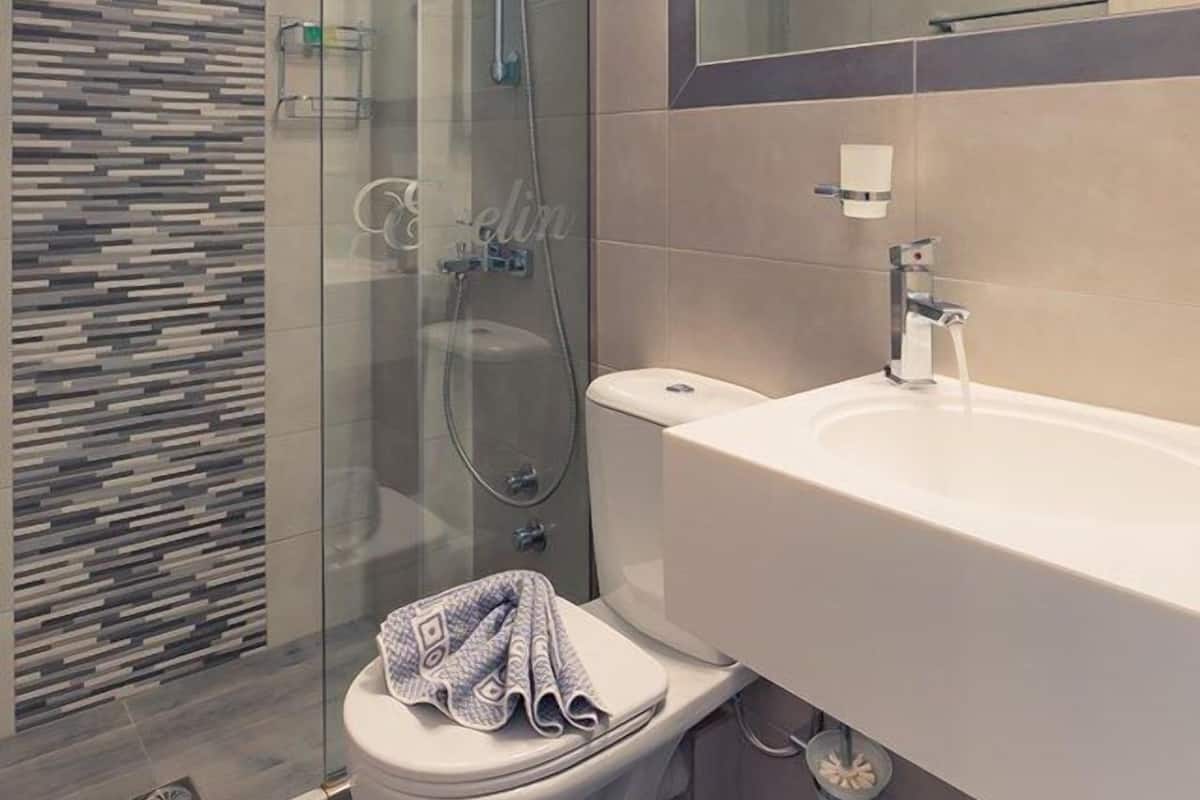 Een douche, gratis toiletartikelen, een haardroger, handdoeken