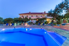 Kauden mukainen ulkouima-allas avoinna 8.00–20.00, aurinkovarjoja