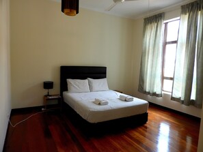 Iron/ironing board, free WiFi, bed sheets - Batu Ferringhi Homestay (George Town)