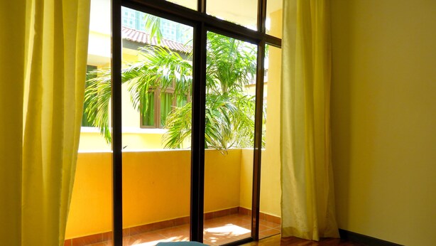 Comfort Suite | Living room - Batu Ferringhi Homestay (George Town)