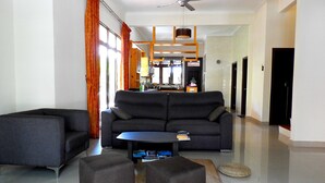 Living area - Batu Ferringhi Homestay (George Town)
