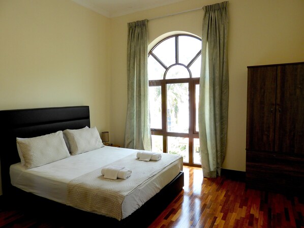 Iron/ironing board, free WiFi, bed sheets - Batu Ferringhi Homestay (George Town)