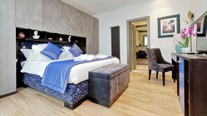 Ein modernes Schlafzimmer mit einem großen Bett, einem Schreibtisch und einem Stuhl.