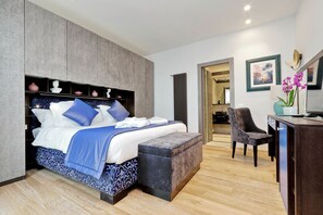 2 عدّة غرف نوم وخزنة داخل الغرفة ومكواة/لوح كي وسرير سفر