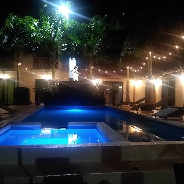 Outdoor pool - Hotel Berlin International (Puerto Lopez)