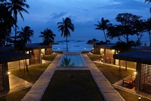 Utomhuspool med öppettider 06.00 till 22.00, och solstolar