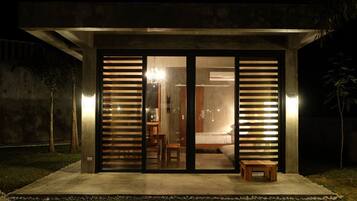 Mặt tiền nơi lưu trú - ban đêm