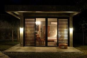 Voorkant accommodatie - avond/nacht