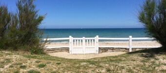 Haus mit Garten direkt am Strand.