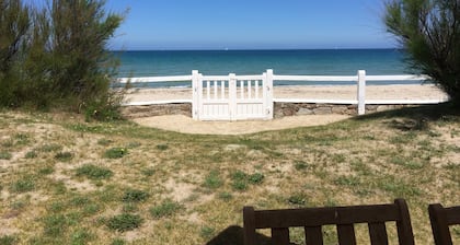 Hus med trädgård direkt på stranden.