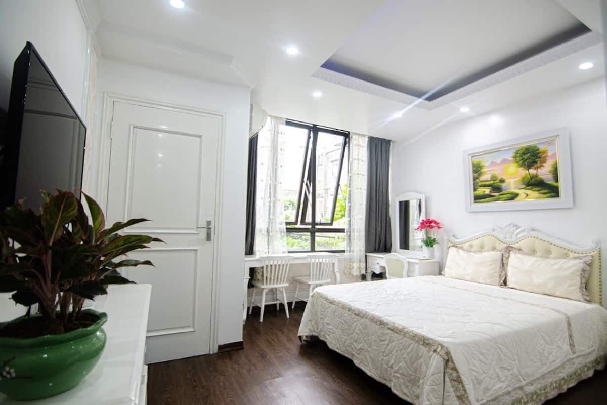 VIP Room | Minibar, in-room safe, desk, iron/ironing board